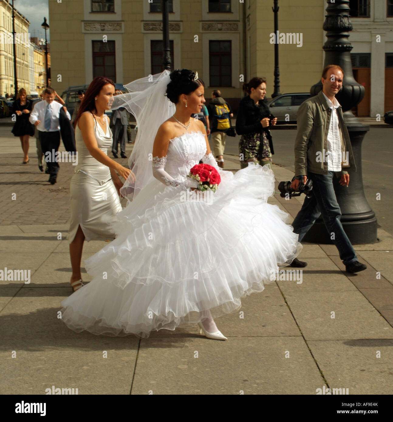 Femme Russe et avec le photographe de demoiselle sur la place du palais de Saint-Pétersbourg Russie Banque D'Images