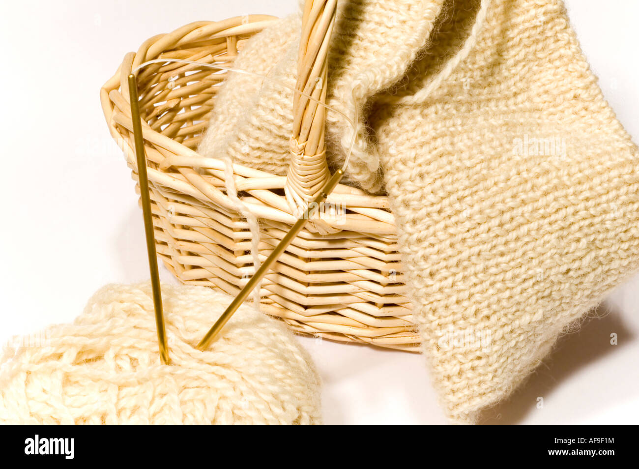Objet série sur clew blanc panier aiguille à tricoter Banque D'Images