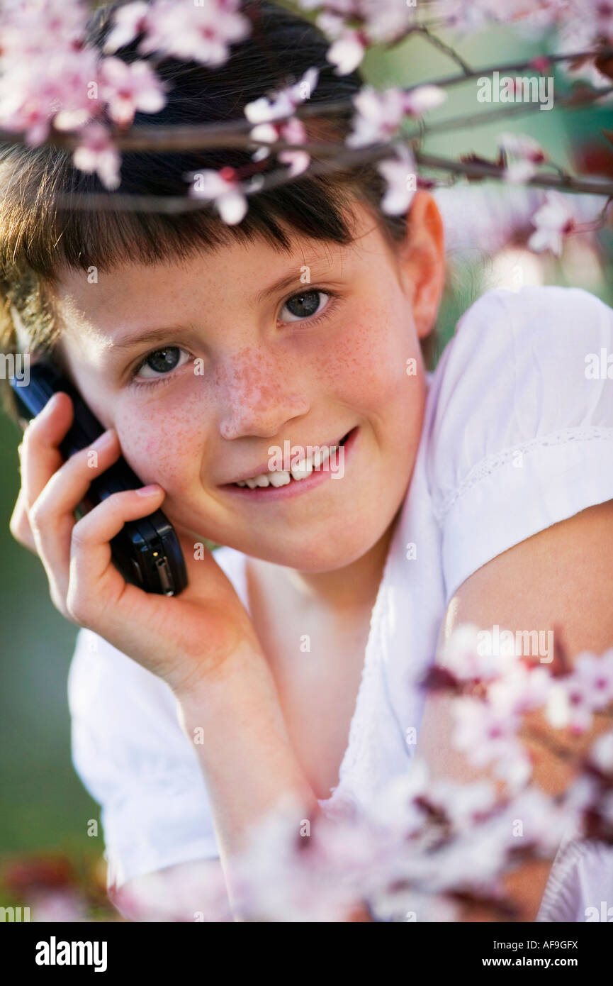 Young Girl (10-11) using mobile phone Banque D'Images