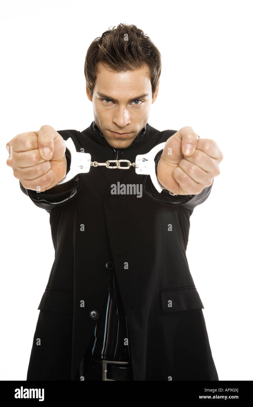 Jeune homme avec des menottes, close-up Banque D'Images