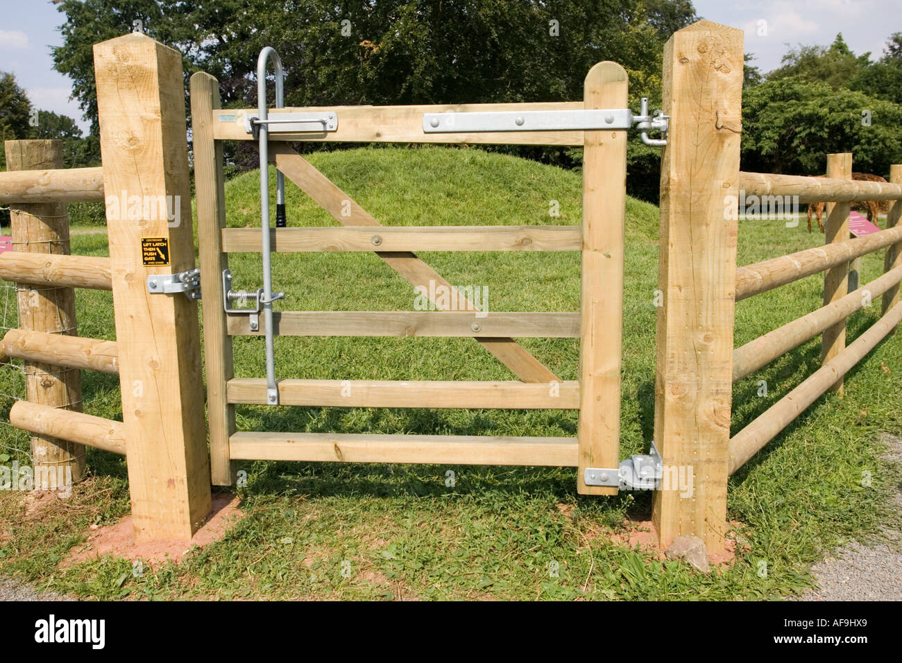 Petit champ nouvellement érigés en bois porte à l'utilisation des droits de passage Royal Agricultural Show Stoneleigh UK Banque D'Images