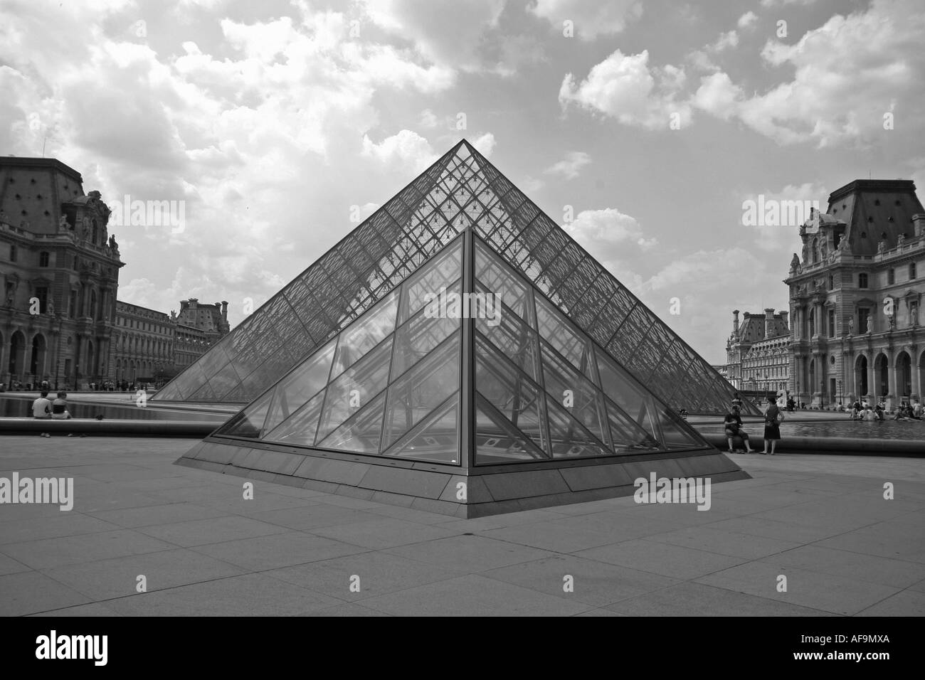 Une photographie de la pyramide du Louvre s'en noir et blanc Banque D'Images