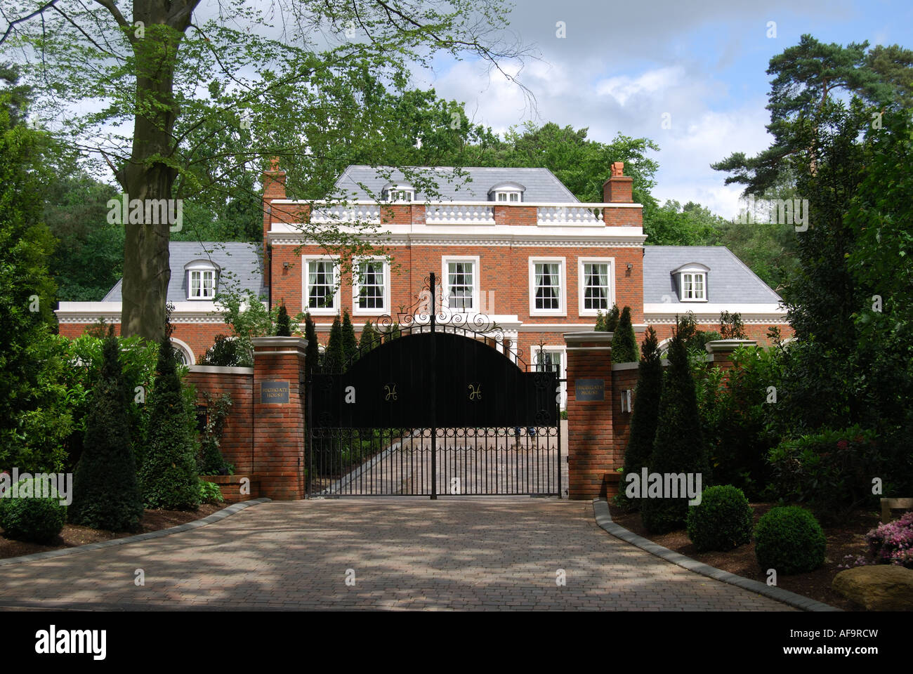 Grande maison privée avec portes, Virginia Water, Surrey, Angleterre, Royaume-Uni Banque D'Images