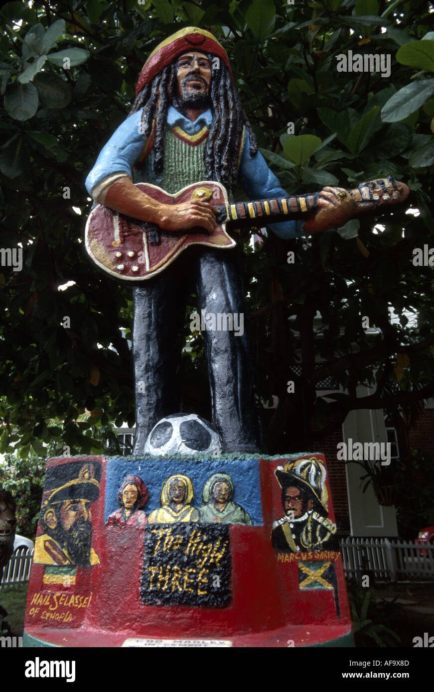 Jamaïque,Jamaïque,Mer des Caraïbes,eau,Tropiques,temps chaud,climat,Kingston,Bob Marley Museum,histoire,statue de ciment,art public,mémorial,par l'artiste Jah B Banque D'Images