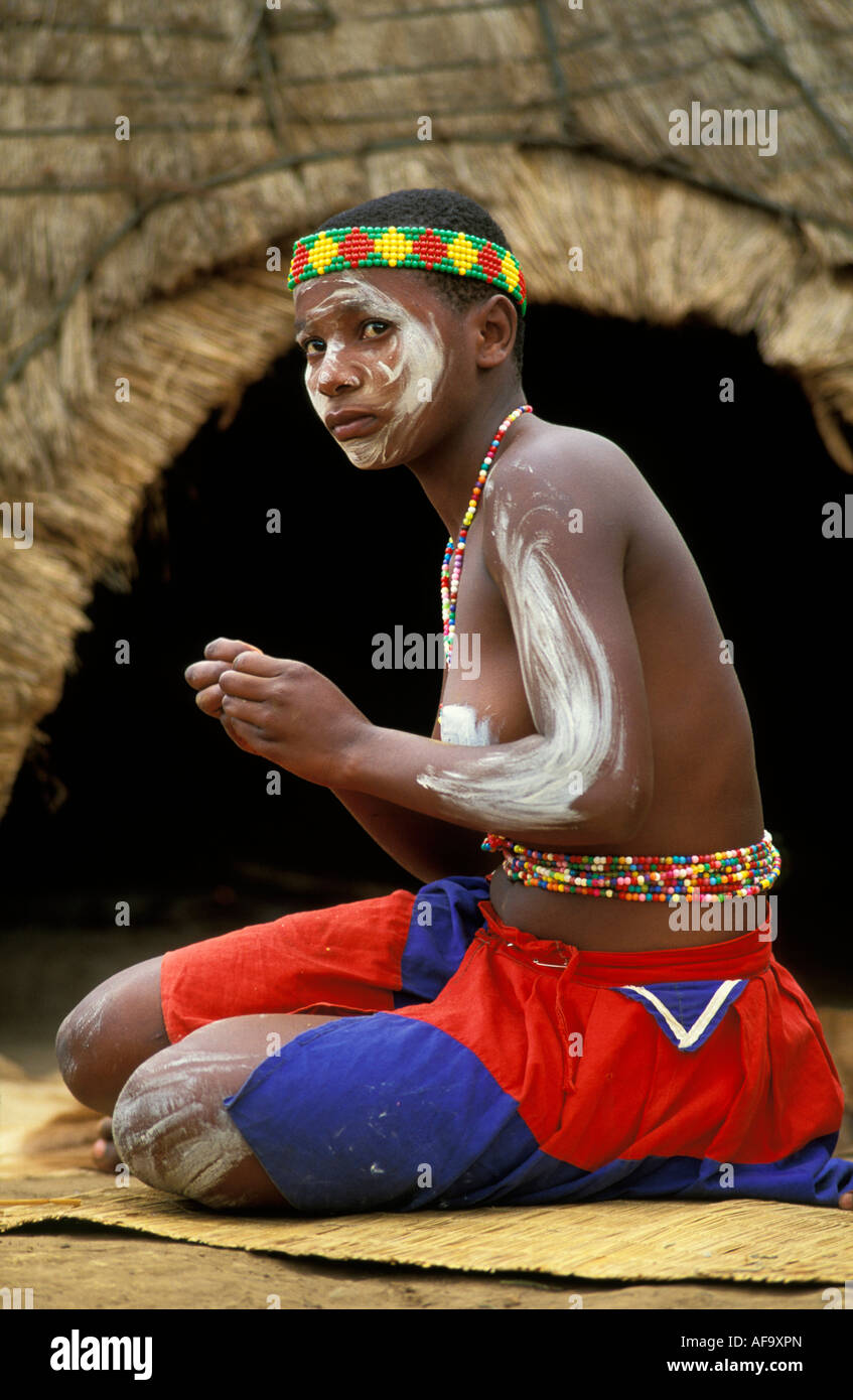 Zulu guérisseur spirituel assis devant sa hutte, village culturel de Shakaland Eshowe, nord de l'Afrique du Sud du Kwazulu Natal ; Banque D'Images