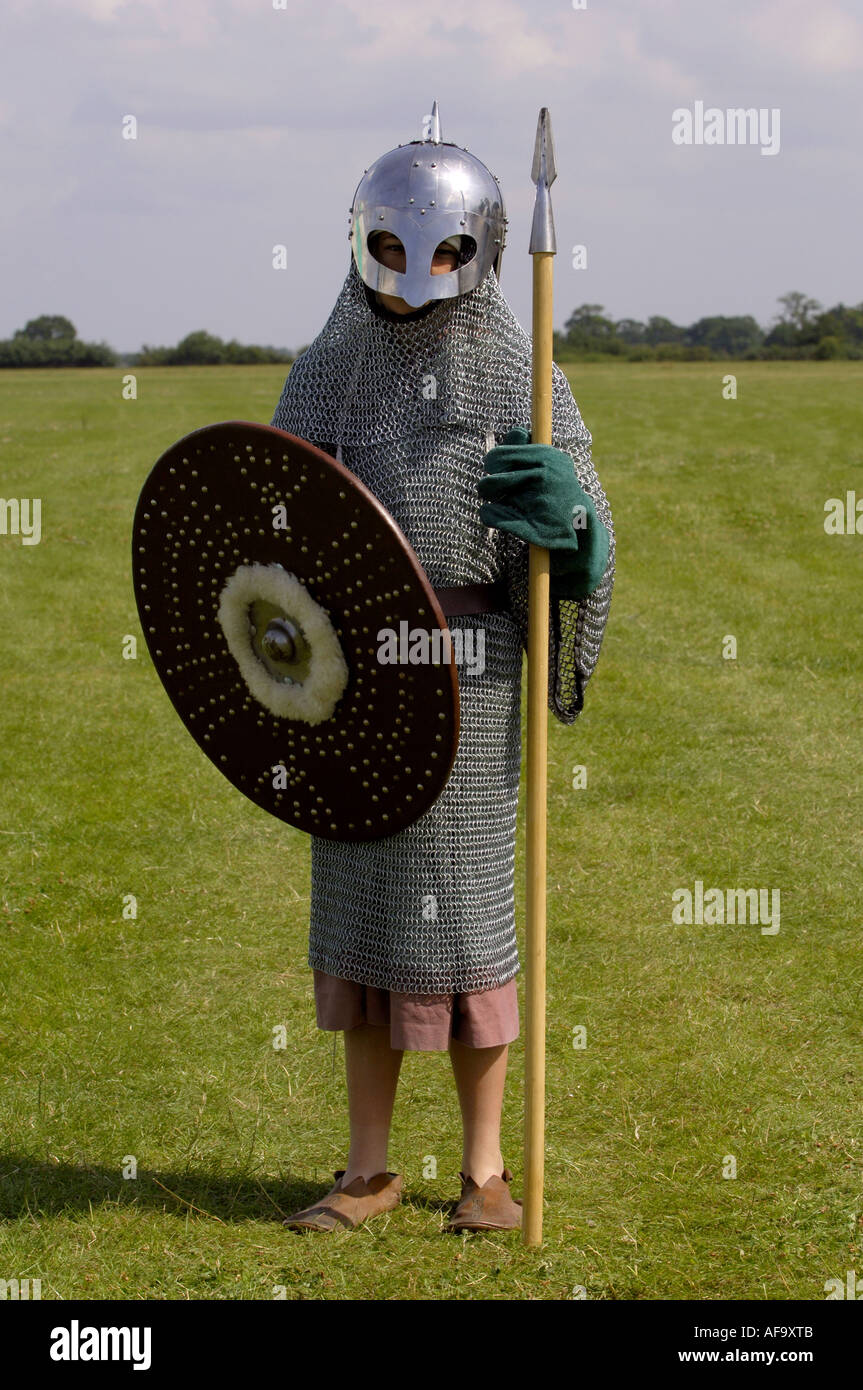 Garçon vêtu de chaîne médiévale authentique mail holding lance et le bouclier portant des chaussures en cuir Banque D'Images