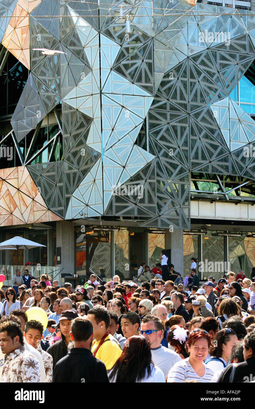 Des foules de Federation Square à Melbourne, Australie Banque D'Images