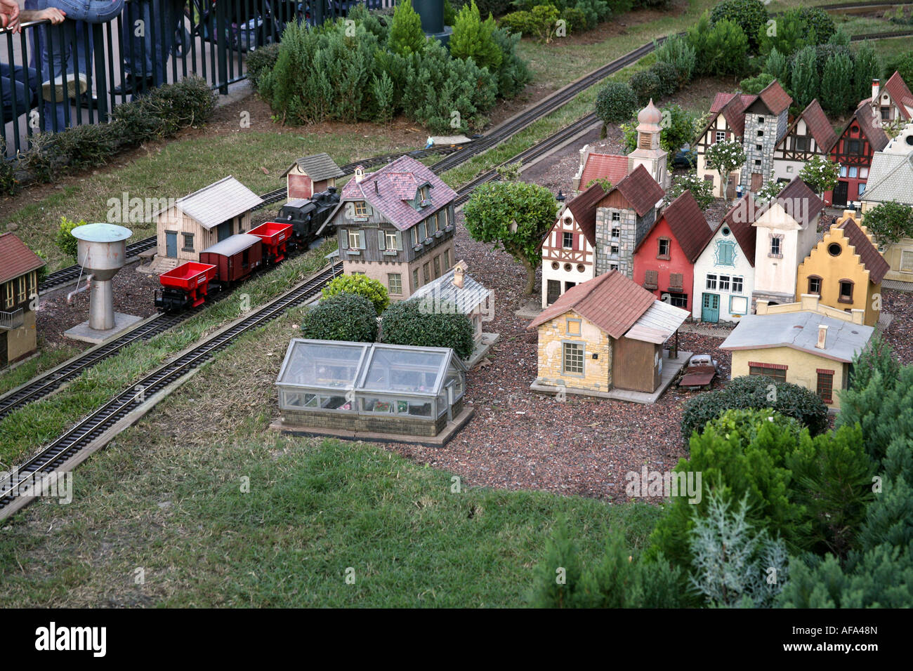 Epcot Center Walt Disney World Orlando Floride stand allemand montrant un petit train miniature dans un mini village Banque D'Images