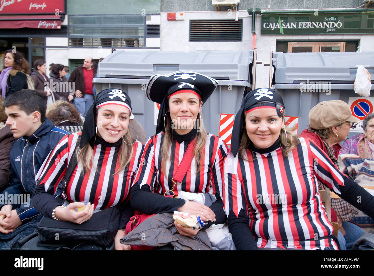 Les gens célébrant et en s'habillant pour le célèbre défilé du carnaval de Cadix, Espagne. Banque D'Images