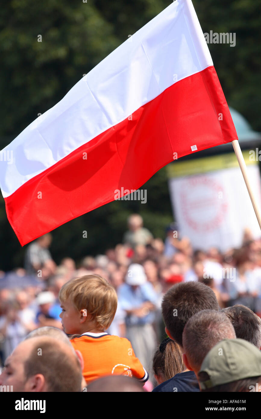 Pologne polonais drapeau brandi dans la foule de la rue Banque D'Images