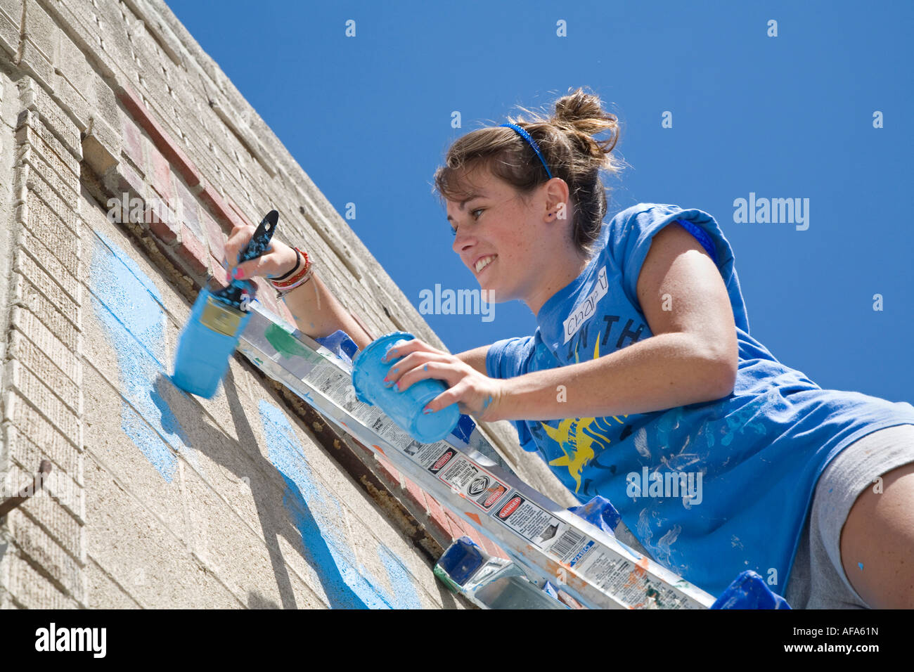 Jeunes bénévoles Bâtiment Peinture Banque D'Images