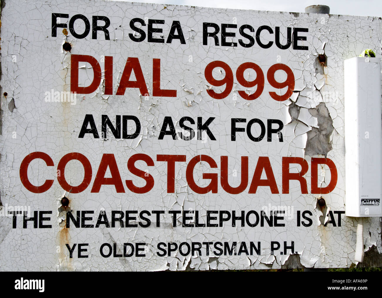 Signe de sauvetage de la Garde côtière à Seasalter, Kent. Banque D'Images