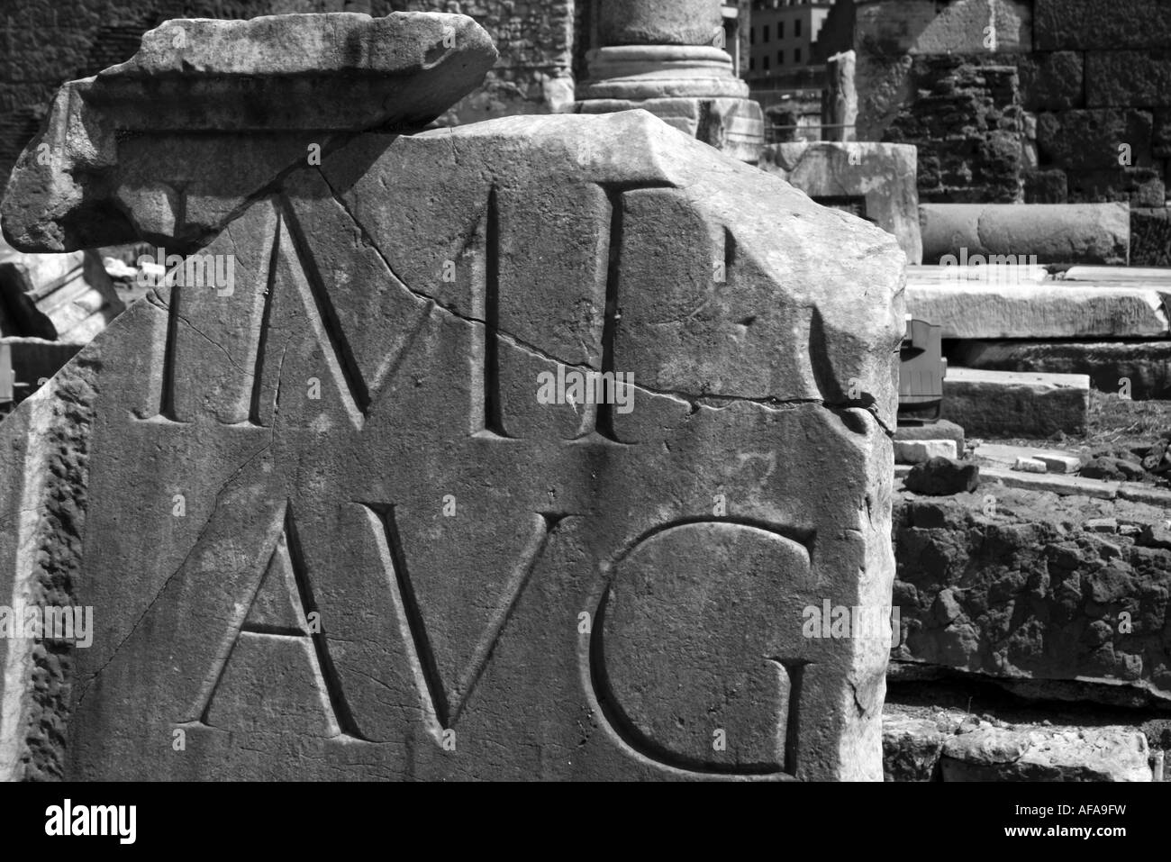 Le Forum de Rome - quelques ruines anciennes avec l'inscription 'Avg' Banque D'Images
