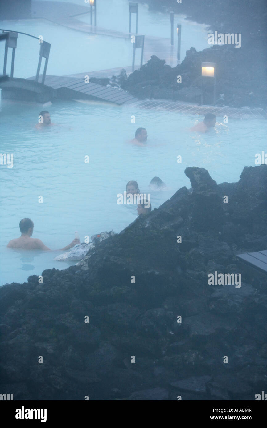 Les gens de vous détendre dans le Blue Lagoon Iceland Pas de publication Banque D'Images