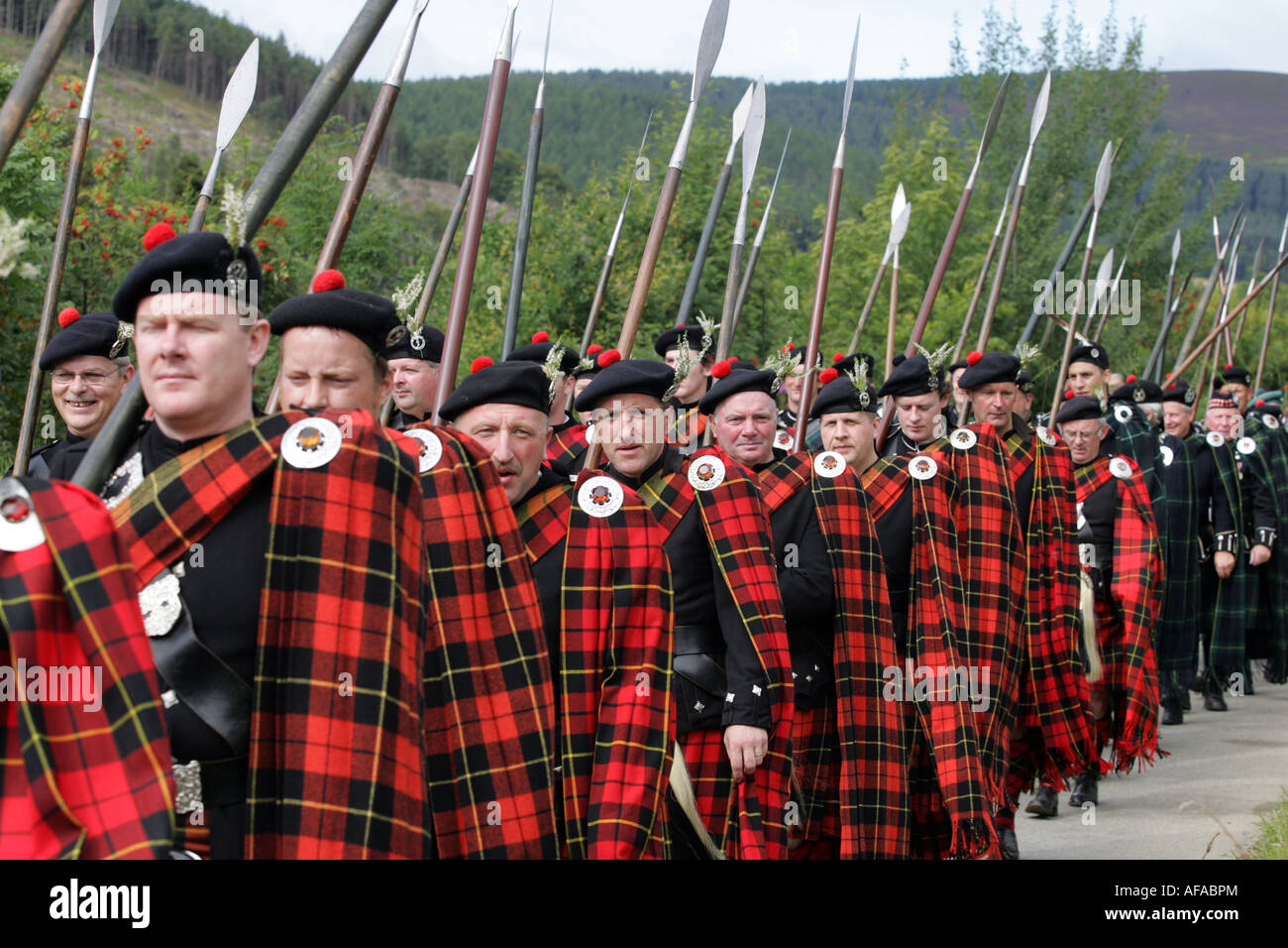 Les hommes de la Lonach Highlanders marche vers la Lonach Gathering à Strathdon, Aberdeenshire, Scotland, UK Banque D'Images