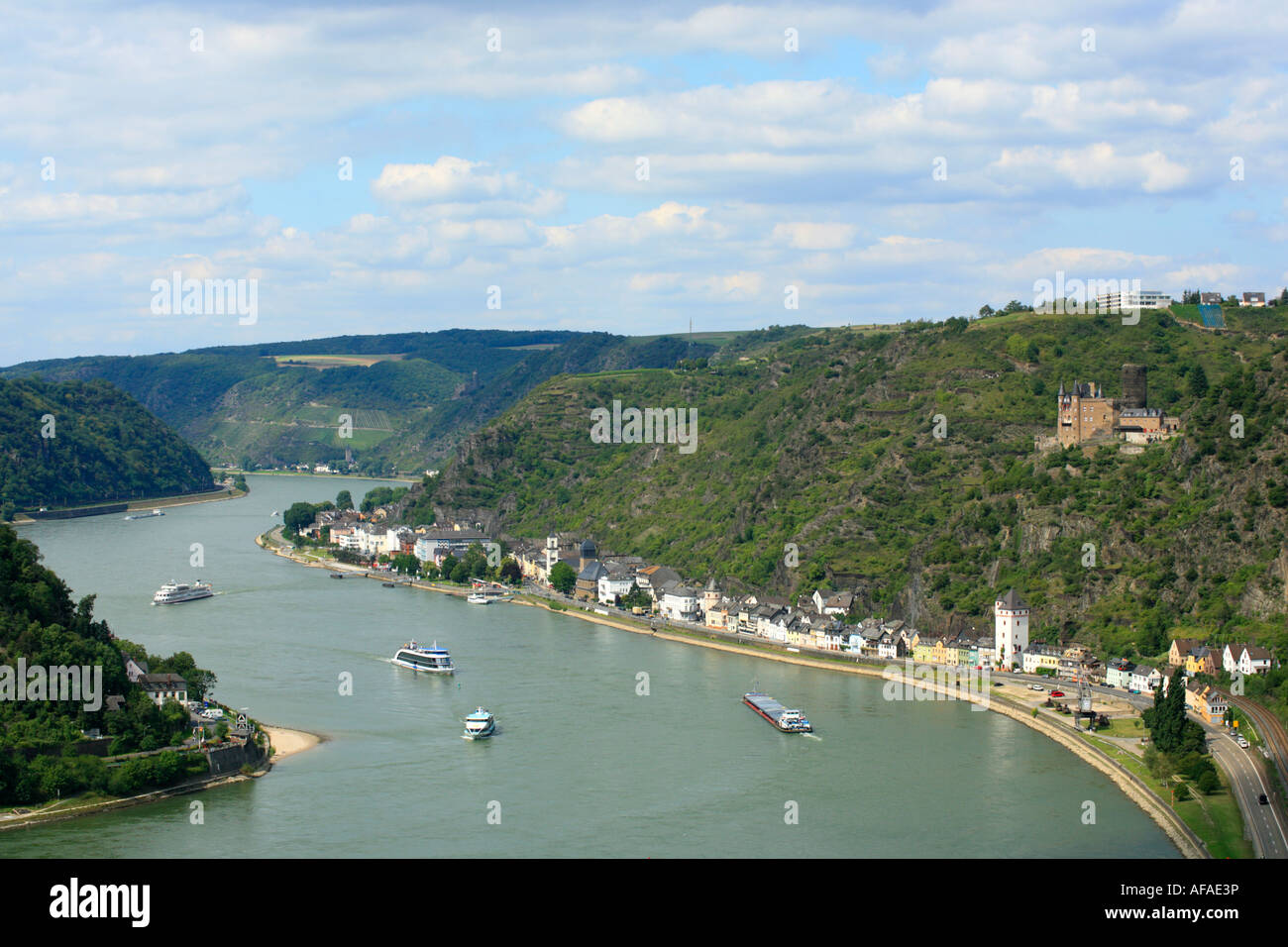 Vue panoramique sur la vallée du Rhin avec Saint Goarshausen et Katz, Château de la Loreley Rock en Allemagne Banque D'Images