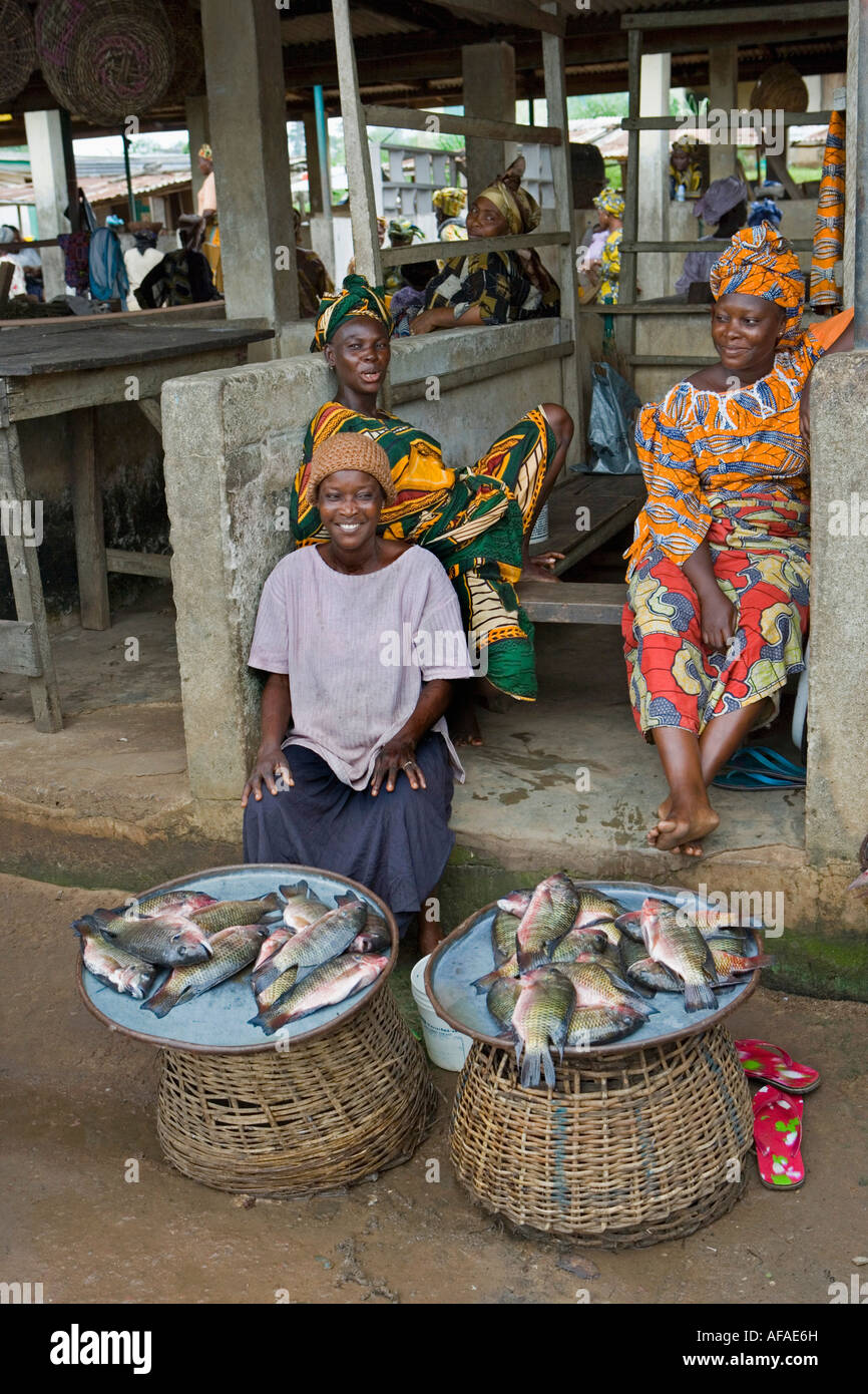 Nigeria Lagos des pêcheuses à la vente du poisson dans le marché Banque D'Images