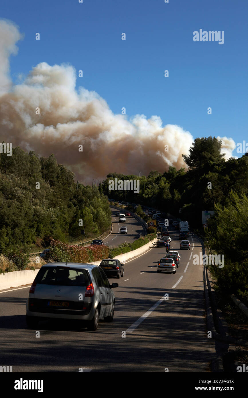 Feu de forêt à Antibes France Banque D'Images