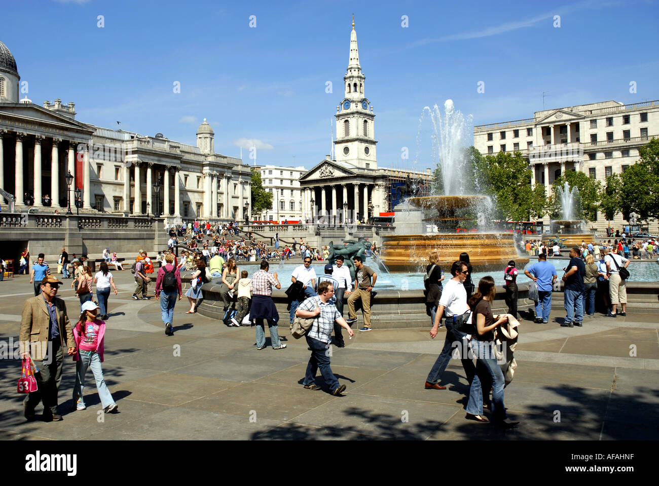 Les touristes profiter de Trafalgar Square, bordée par la National Gallery et St Martin in the Fields Church. Londres en Angleterre. Uk 2006 Banque D'Images
