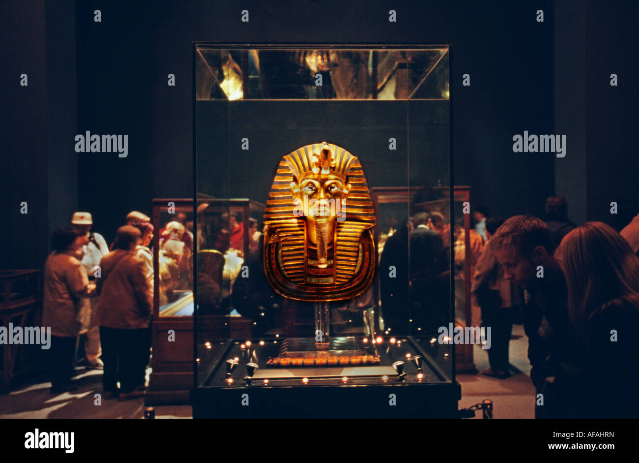 Egypte Le Caire, les gens qui regardent le masque funéraire en or de Toutankhamon Masque de mort ou en musée égyptien Banque D'Images