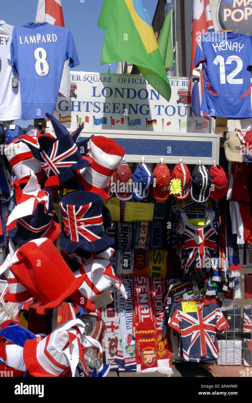 Leicester Square décroche à vendre les articles destinés aux touristes. W1 London, Angleterre, Royaume-Uni. Banque D'Images