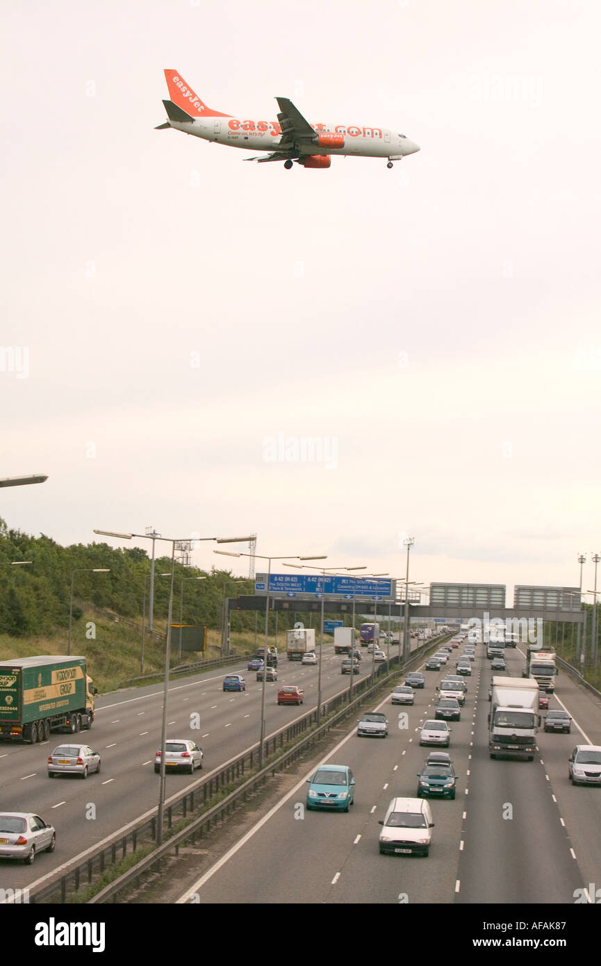 Un avion Easyjet entrée en terre à l'aéroport de East Midlands près de Kegworth volant bas au cours de la M1 Banque D'Images