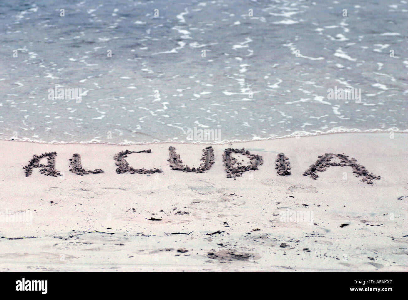 Le mot Alcudia est écrit dans le sable de la mer à Alcudia Majorque Espagne Banque D'Images