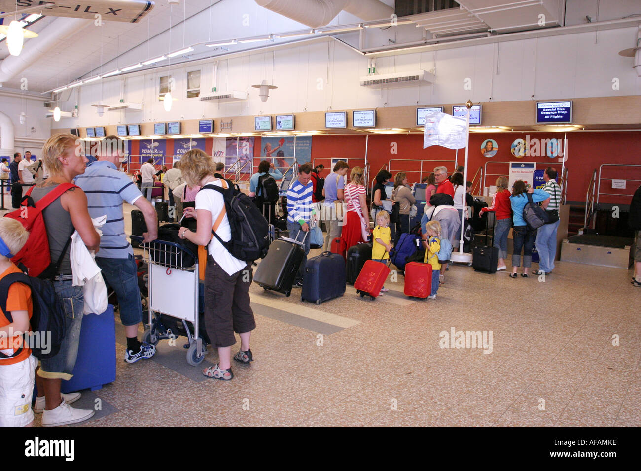 Les personnes en attente dans la ligne d'arrivée à l'intérieur de l'aérogare à l'aéroport de Nykoping Skavsta Stockholm Suède Banque D'Images