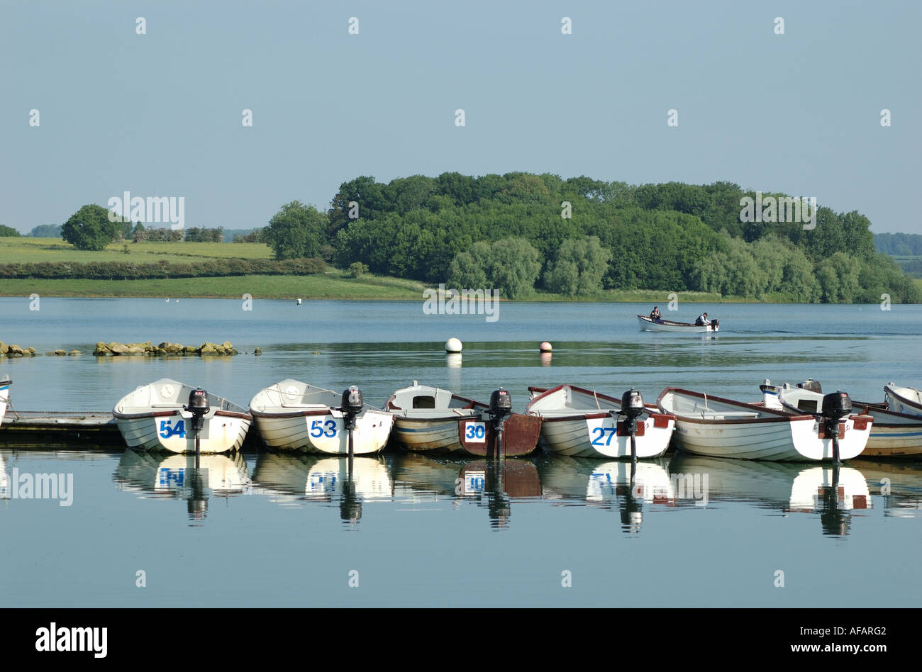 Rangée de location de bateaux de pêche amarré, Normanton, Rutland Water, England, UK Banque D'Images