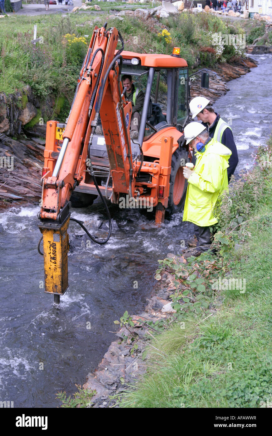 L'amélioration des travailleurs le débit d'eau de Boscastle en approfondissant le lit de la rivière afin de permettre plus d'eau de couler durant les crues Banque D'Images