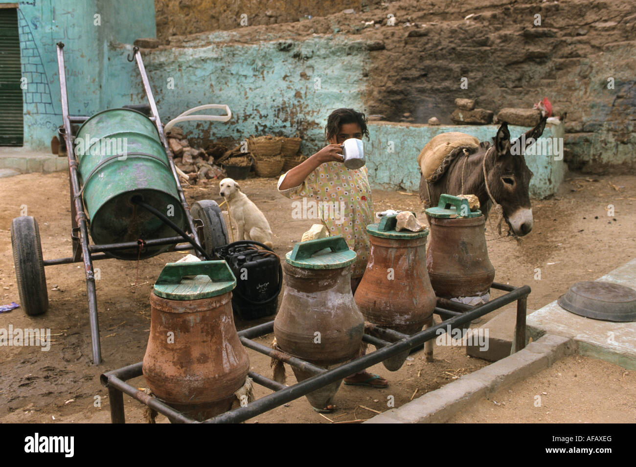 Egypte Louxor Girl drinking water de jar Banque D'Images