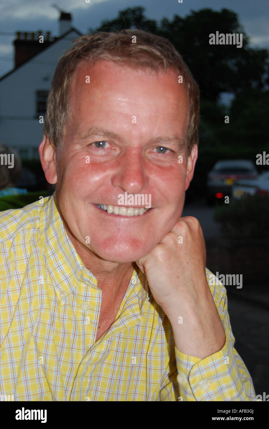 Middle-aged man smiling, portrait head shot, Berkshire, Angleterre, Royaume-Uni Banque D'Images