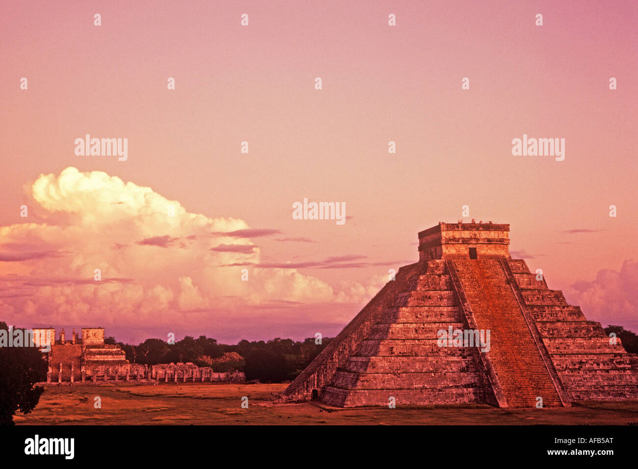 El Castillo Pyramide des ruines Indiennes mayas de Chichen Itza Yucatan Mexique Banque D'Images