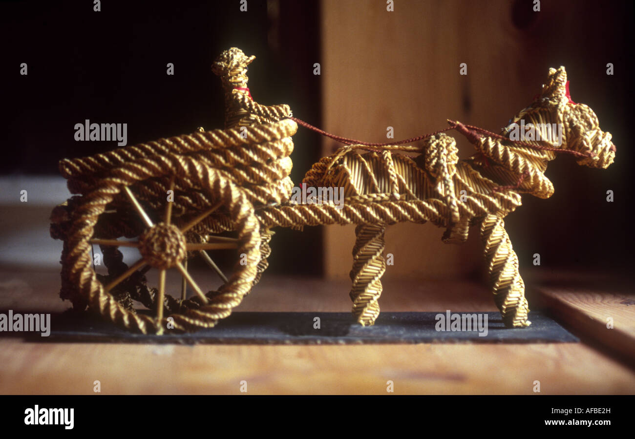 Cheval et panier Corn Dolly Banque D'Images