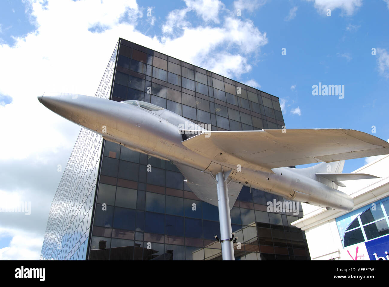 Hawker Hunter réplique avion, centre ville, Woking, Surrey, Angleterre, Royaume-Uni Banque D'Images