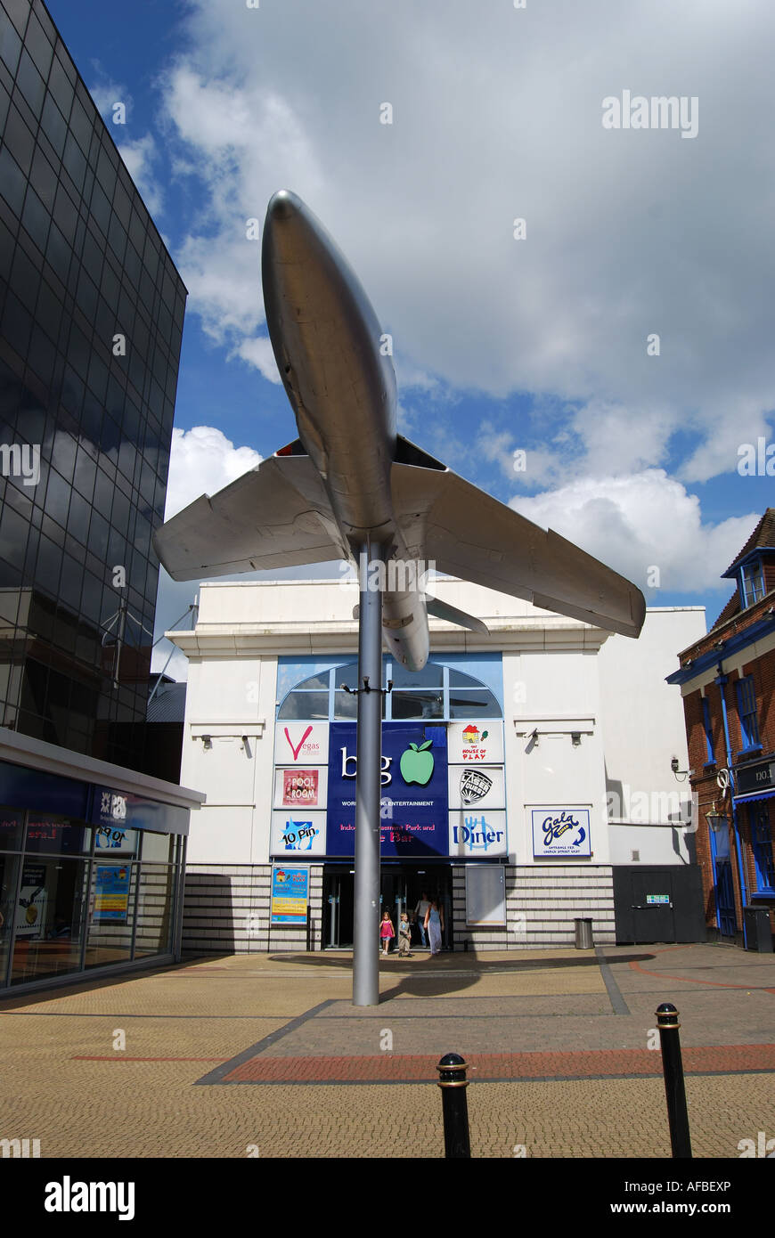 Hawker Hunter réplique avion, centre ville, Woking, Surrey, Angleterre, Royaume-Uni Banque D'Images