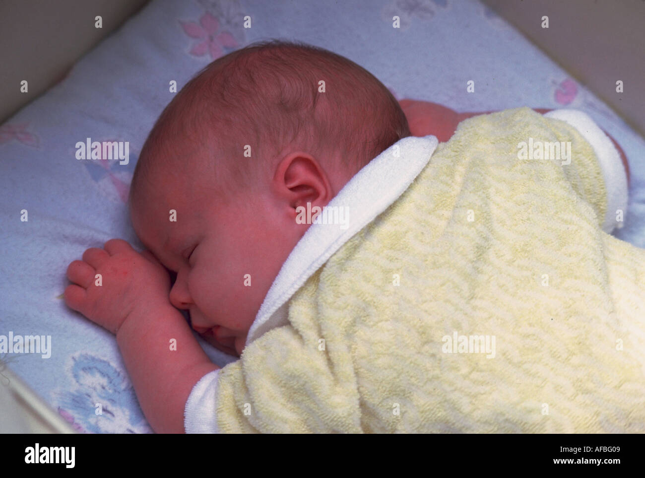 Bébé de un mois à dormir Banque D'Images