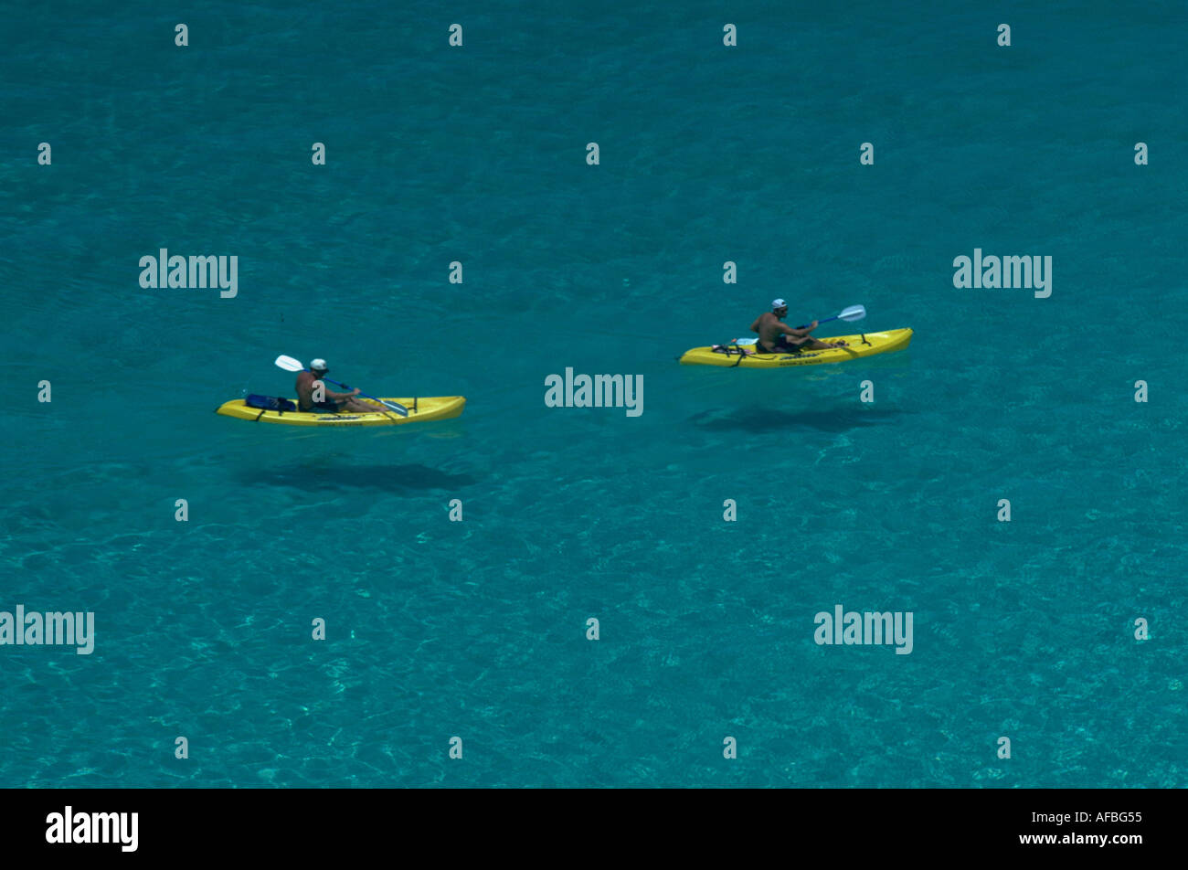 Deux personnes en kayak océan bleu clair, Nassau, Bahamas Banque D'Images