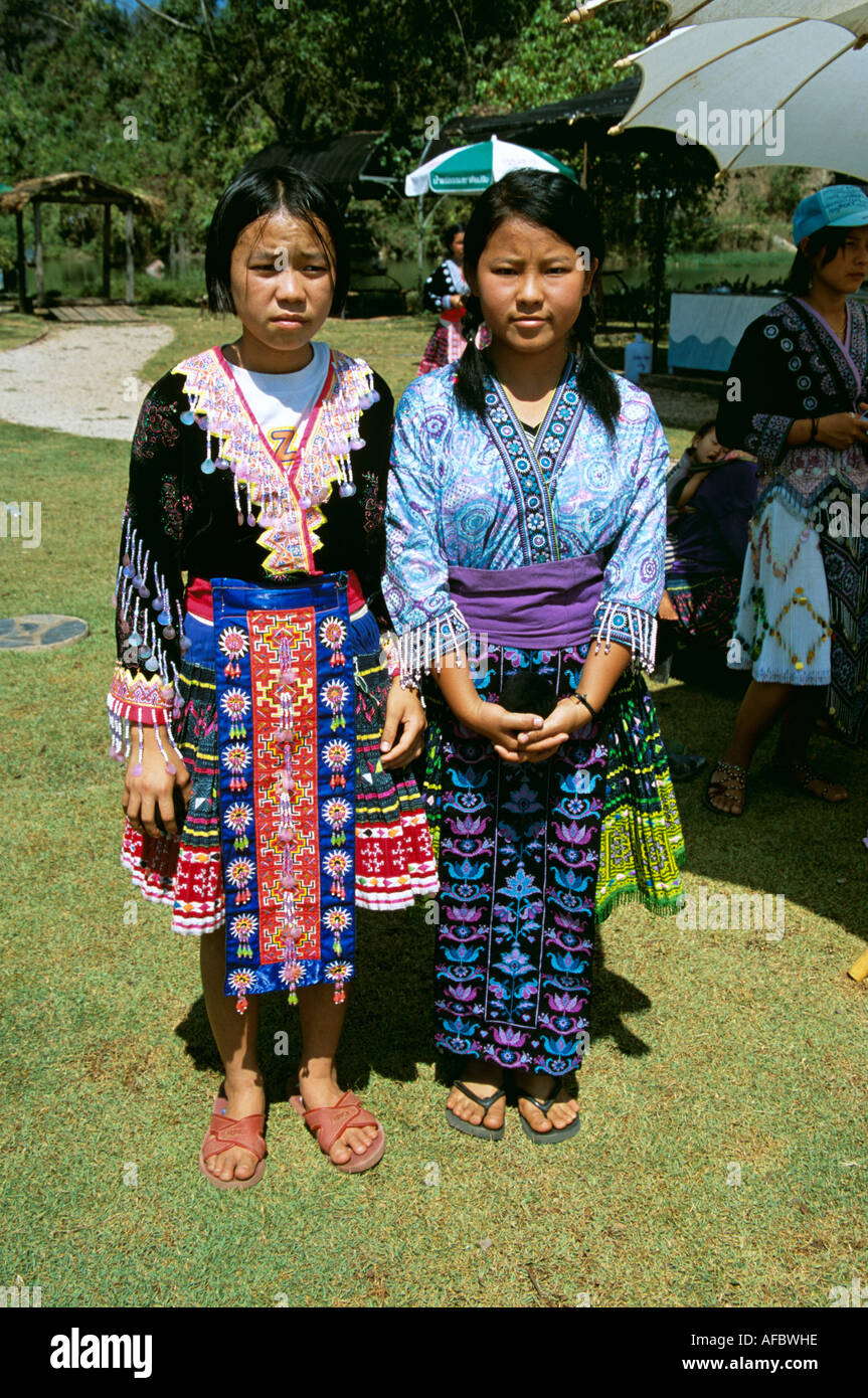 Deux jeunes filles, Hmong Hill Tribe, Huay Luk, village du district de Chiang Dao, la province de Chiang Mai, Thaïlande Banque D'Images