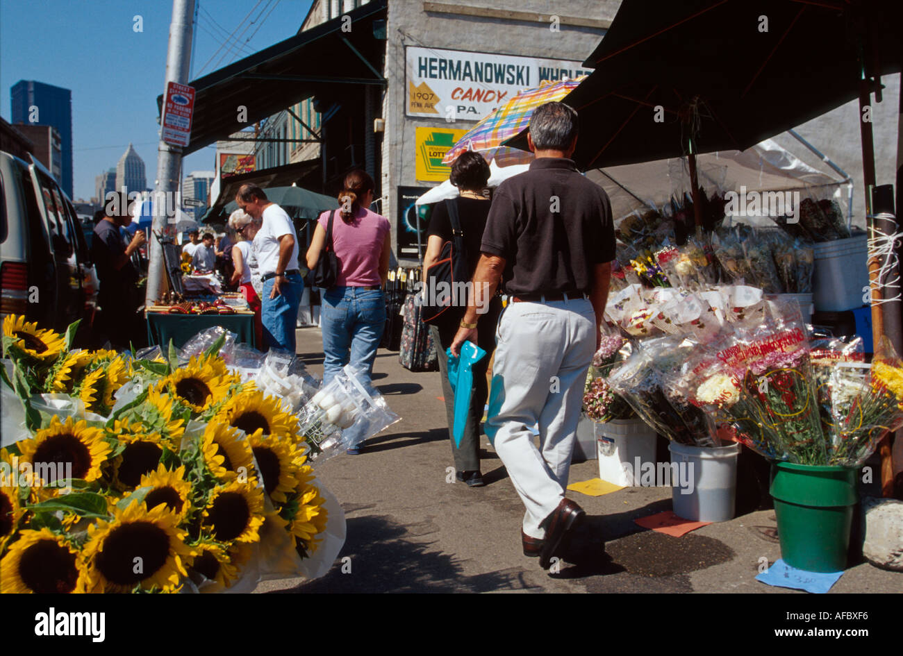 Pennsylvania,PA,Mid Atlantic,Quaker State,Allegheny County,Pittsburgh,Strip District Penn Avenue Street,trottoir fleur,vendeur vendeurs vendeur vend sel Banque D'Images