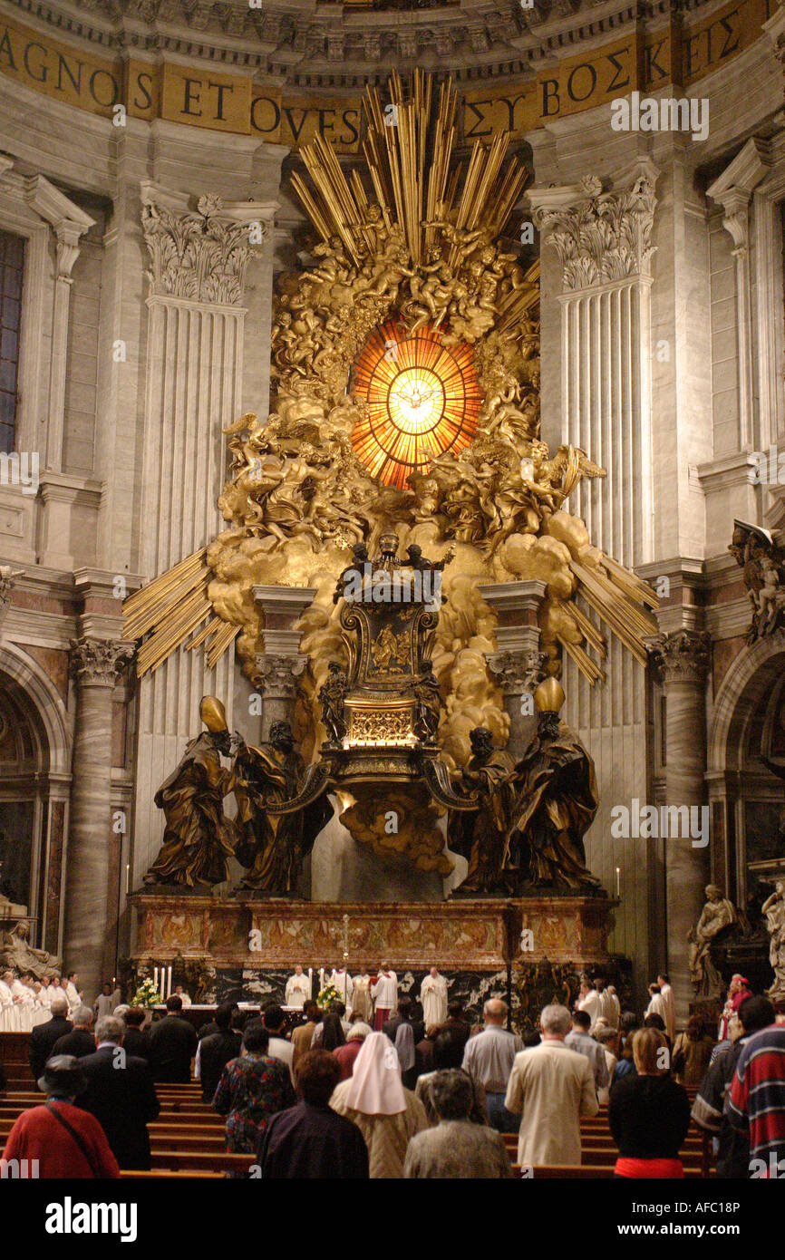 Une masse qui s'est tenue à la basilique St Pierre à l'autel et le triomphe de la Chaire de Saint Pierre Banque D'Images