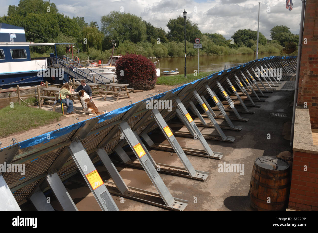 Défenses contre les inondations en place à Upton sur Severn après les inondations de juillet 2007 Banque D'Images