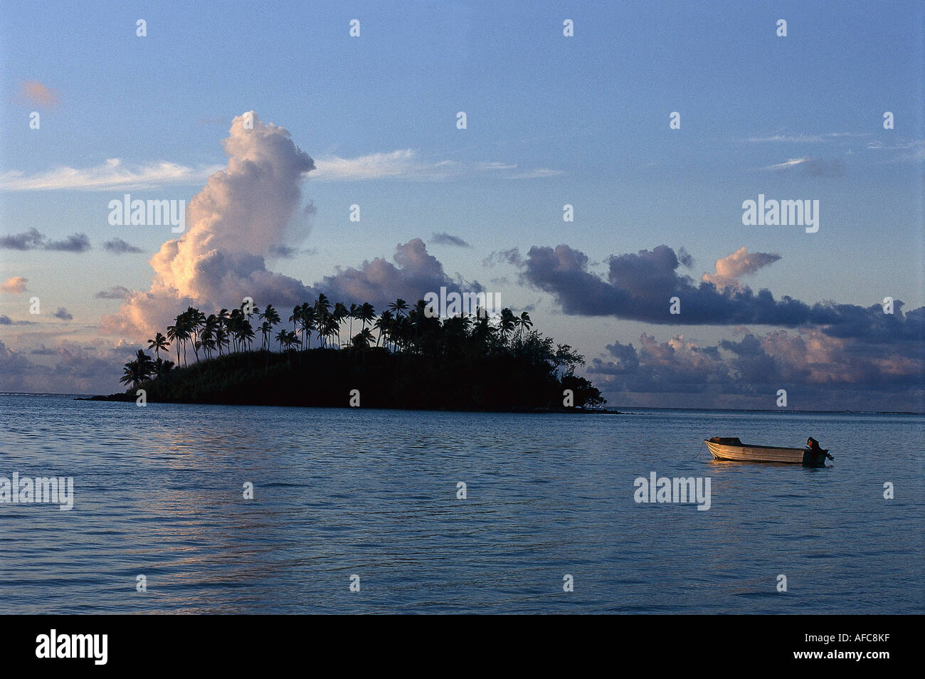 Taakoka Motu & Bateau de pêche, Vue depuis la plage de Muri, Rarotonga, îles Cook Banque D'Images