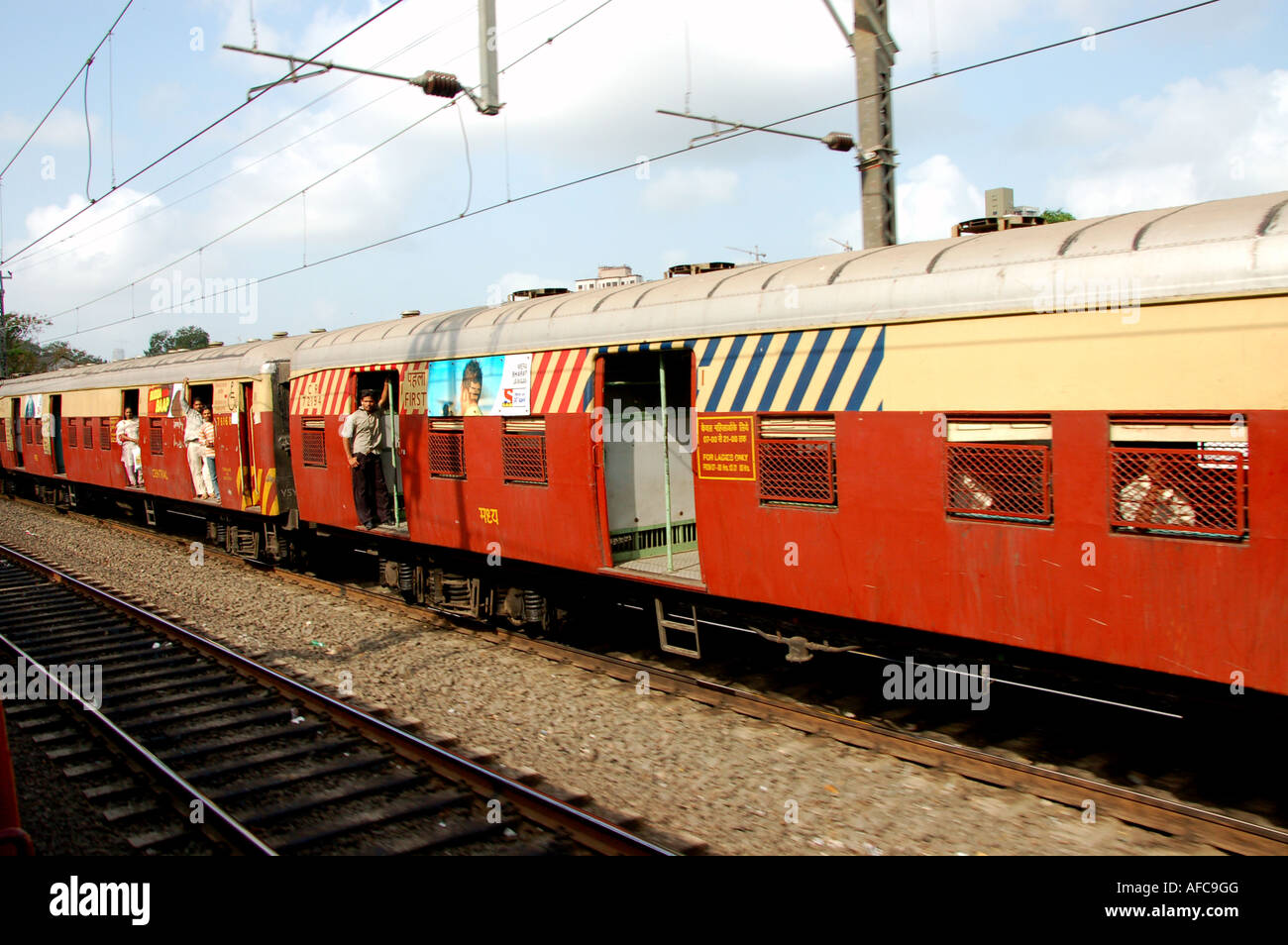 Les gens sur le transport en train indien Bombay Mumbai Inde Banque D'Images