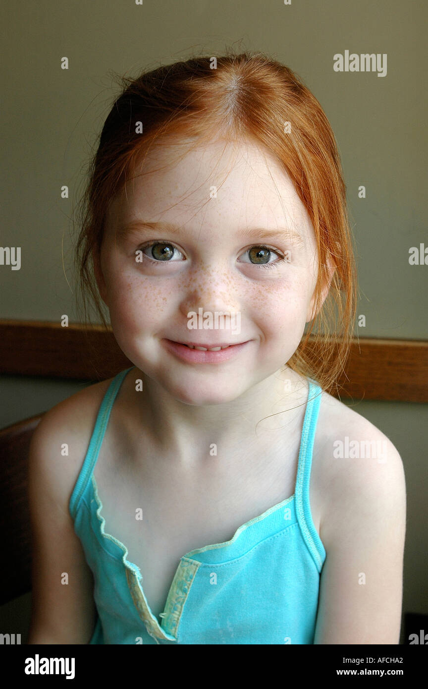 Portrait de l'irlandais-américain rousse mignon 5 cinq ans, jeune fille aux yeux verts noisette smiling Banque D'Images