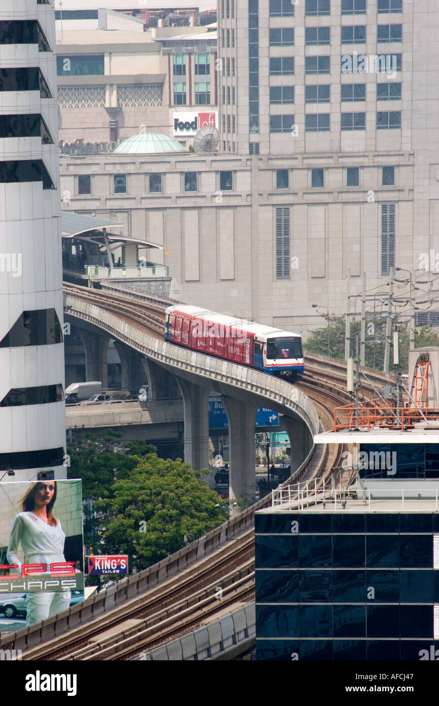 BTS Skytrain de Bangkok en transit le long des panneaux voie de chemin de fer entre Nana et Pleonchit stations sur la ligne au-dessus de la route Sukhumvit Sukhumvit Banque D'Images