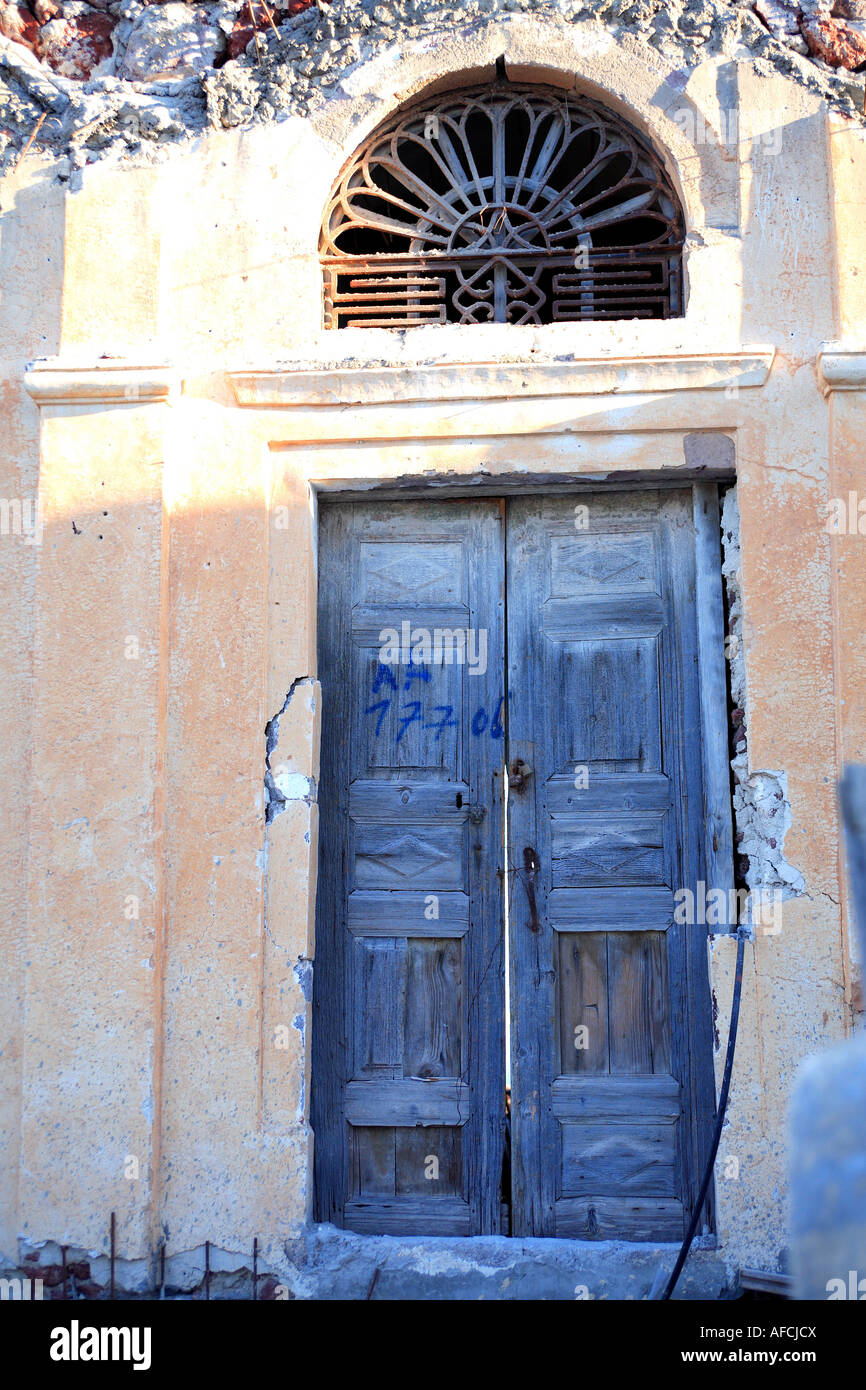 Porte peinte en bleu pour l'Europe du sud à l'abandon d'habitation Banque D'Images