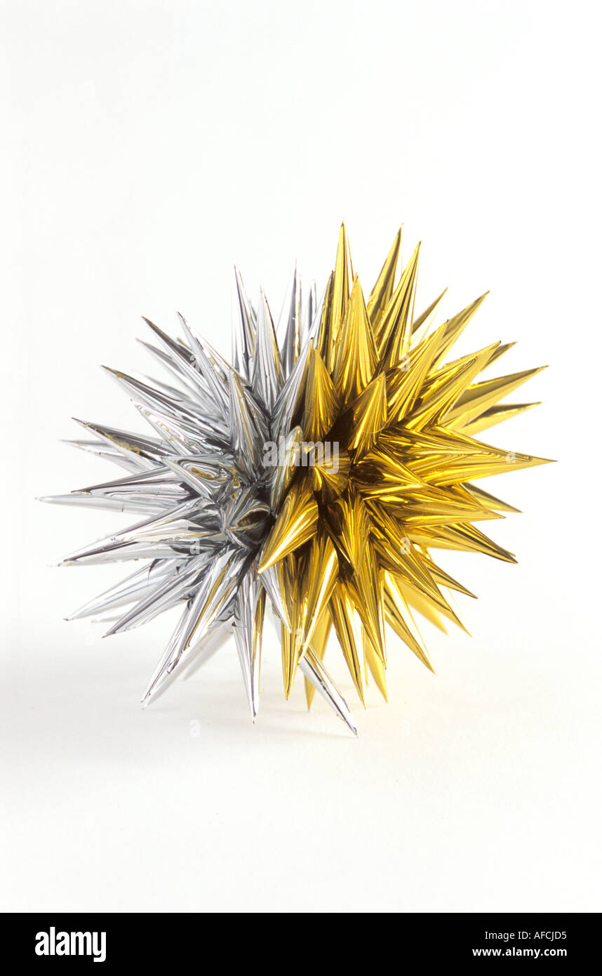 GOLD ET SILVER STAR POUR COLIS SUR FOND BLANC Banque D'Images