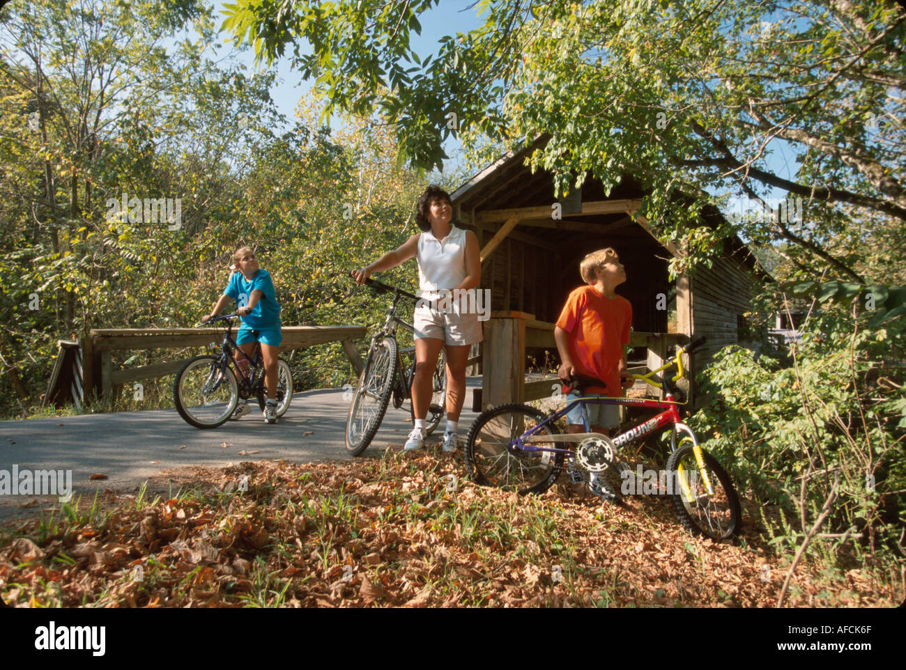 Tennessee Sevierville, famille familles parents parents enfants, mère maman, père papa, vélo à proximité, construit 1875 Harrisburg pont couvert, passe-passage, li Banque D'Images