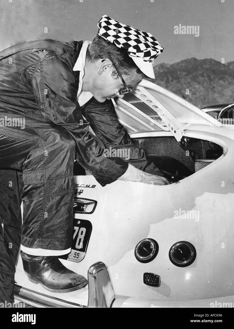 JAMES DEAN avec le Porsche Sypder dans lequel il a été tué dans un accident sur 1955 Banque D'Images